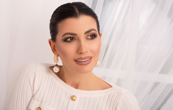 Стильная девушка в белом свитере 