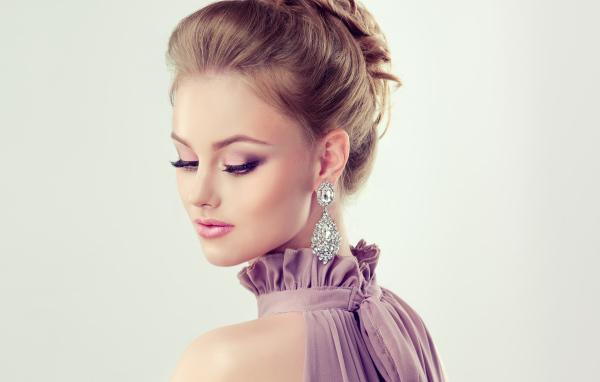 Стильная девушка с прической и дорогими серьгами