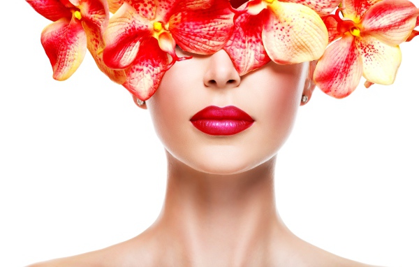Глаза девушки закрыты цветами на белом фоне