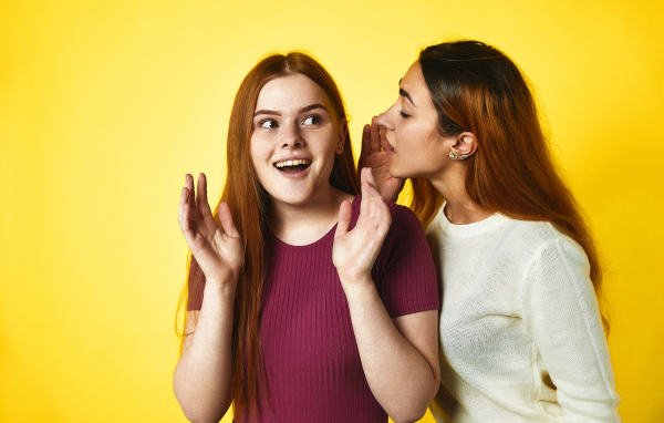 Женские секреты на желтом фоне 