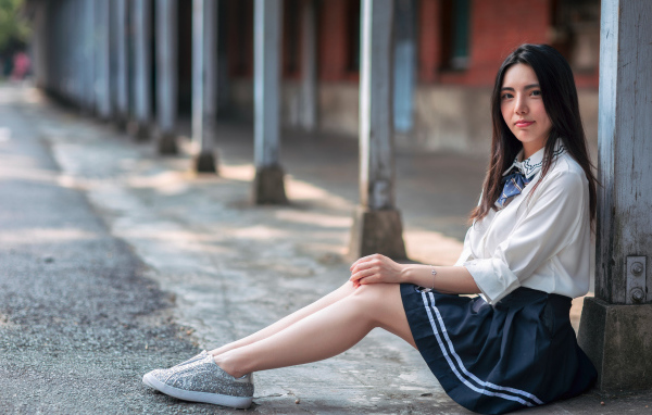 Молодая девушка азиатка в костюме школьницы