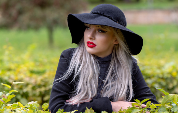 Молодая блондинка в черной шляпе