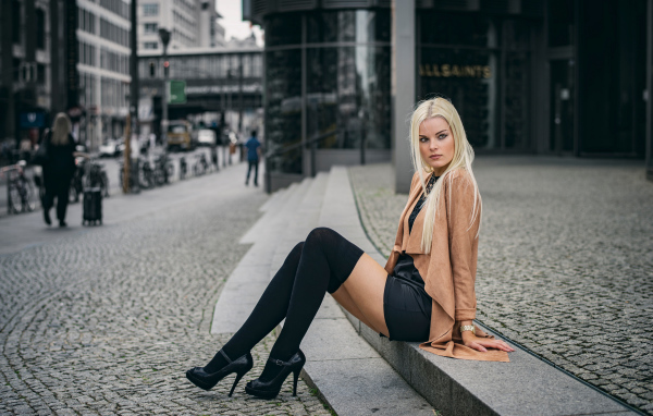 Молодая девушка в длинных чулках