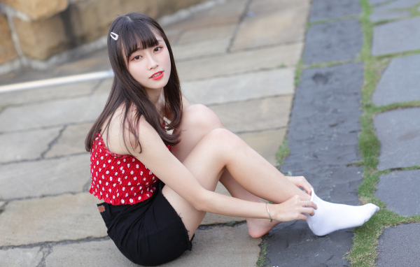 Молодая девушка в белых носках на полу 