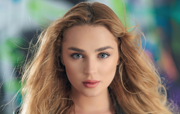 Молодая девушка с большими голубыми глазами