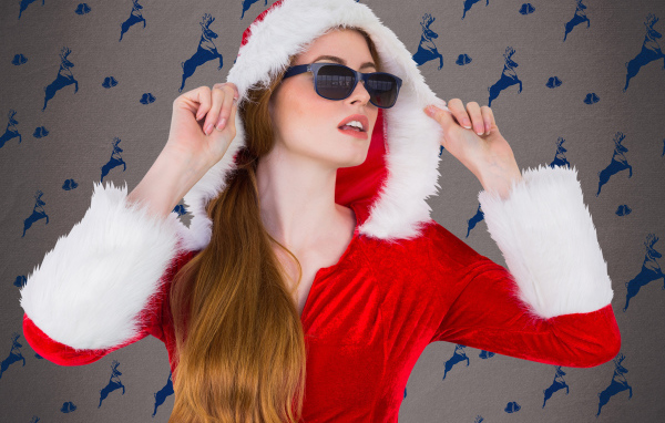 Девушка в красном костюме в очках на Рождество 