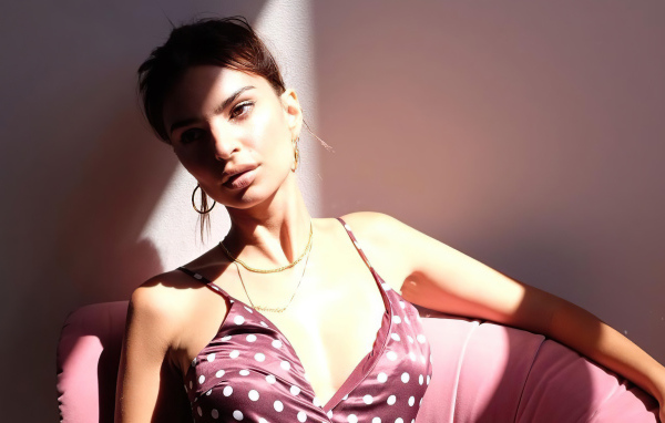 Американская модель Эмили Ратаковски в кресле