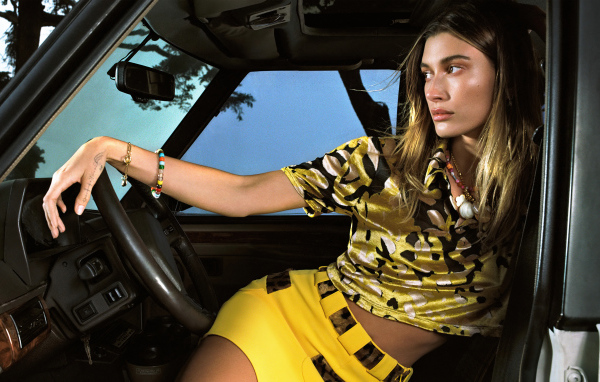 Американская модель Хейли Болдуин в машине