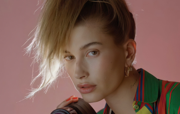 Американская модель Хейли Болдуин на розовом фоне