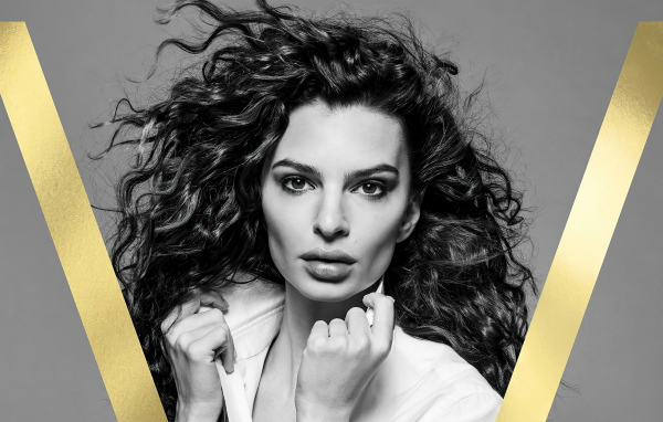 Красивая американская модель Эмили Ратаковски на сером фоне