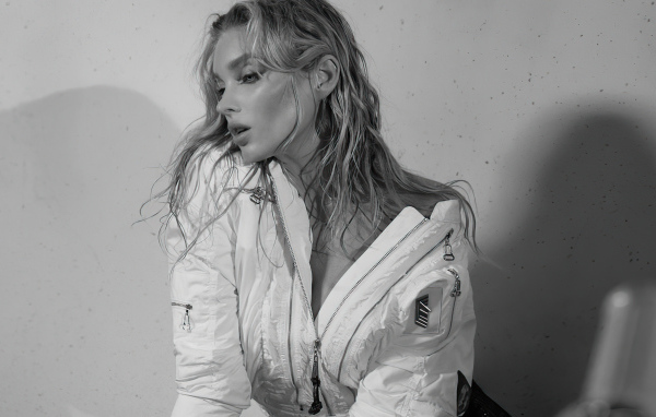 Красивая шведская модель Эльза Хоск черно-белое фото