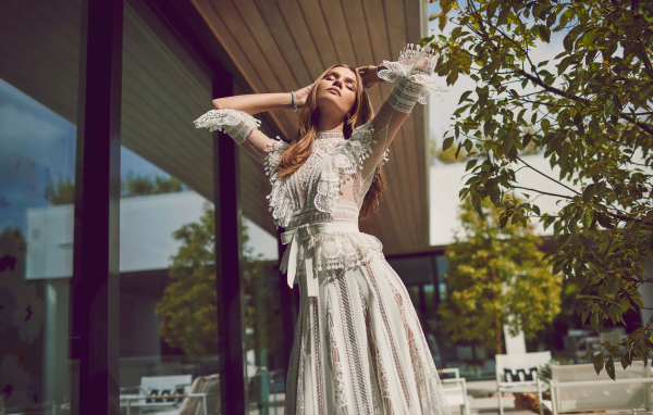 Красивая модель Жозефин Скривер в белом платье