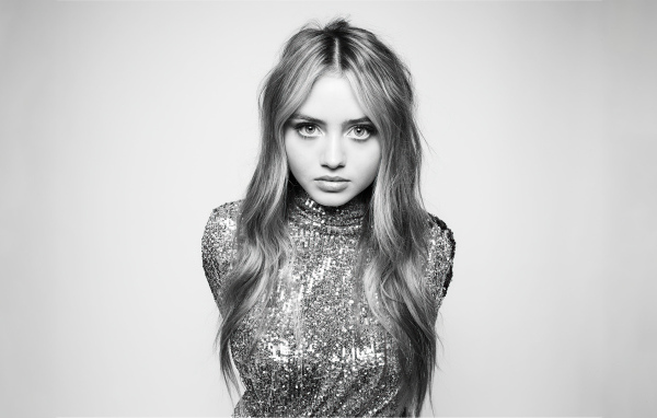 Красивая нежная девушка Лени Клум в блестящем платье