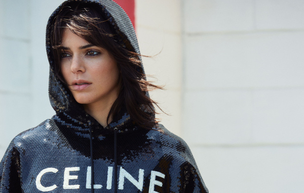 Кареглазая модель Кендалл Дженнер в капюшоне