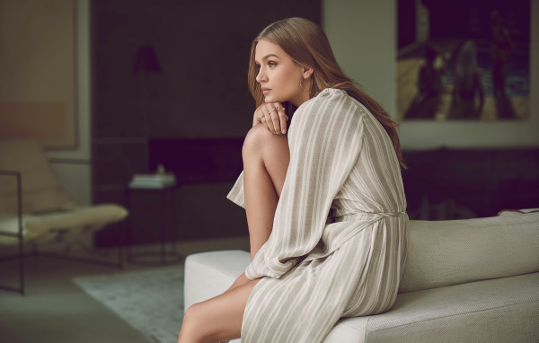 Датская модель Жозефин Скривер в халате на кровати
