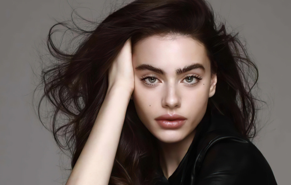 Израильская модель Яэль Шелбиа на сером фоне