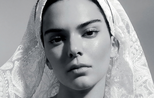 Кендалл Дженнер в белой накидке