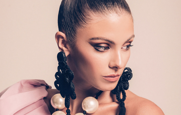 Стильная девушка модель Кармелла Роуз