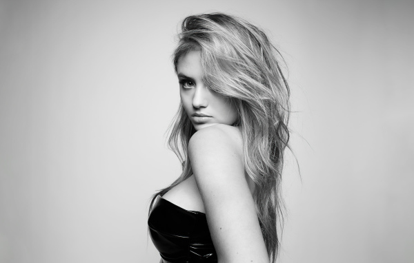 Stylish young model Leni Klum on a gray background