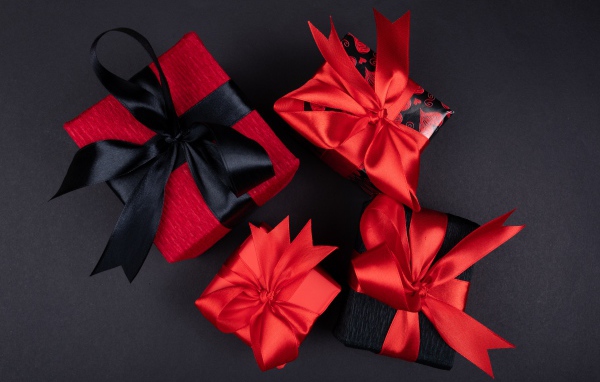 Яркие коробки с подарками на черном фоне 