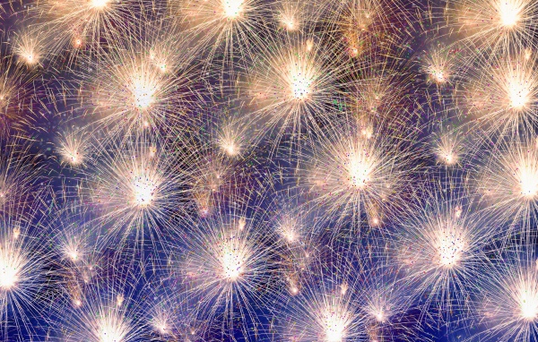 Яркий праздничный салют в небе 