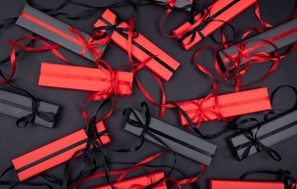 Красные и черные подарочные коробки с лентами 