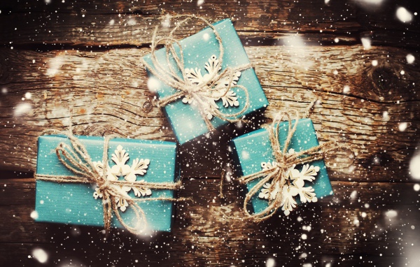 Три голубых подарка на деревянном столе