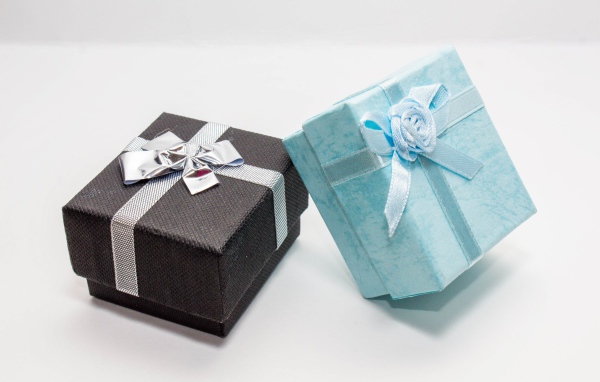 Две коробки с подарками на сером фоне 