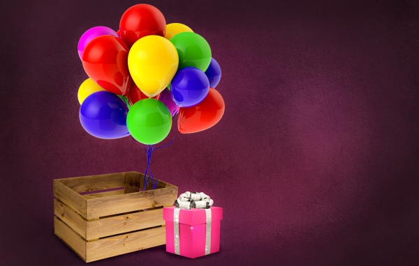 Деревянный ящик с подарком и шариками 