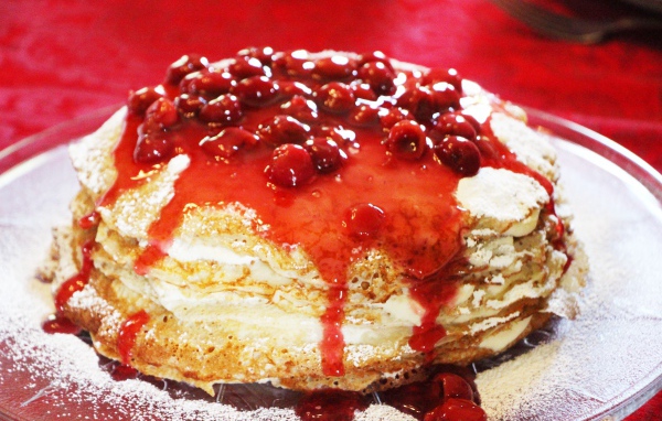 Блинный торт с вишней на праздник Масленица 2021