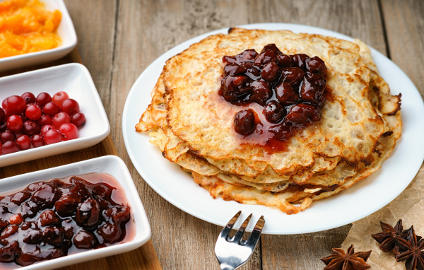Блины с вишневым вареньем на праздник Масленица
