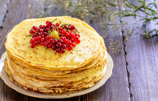 Тонкие блинчики с ягодами красной смородины на Масленицу 