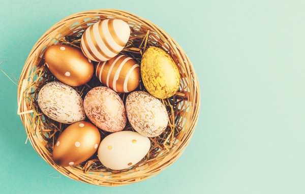 Гнездо с золотистыми крашеными яйцами на Пасху