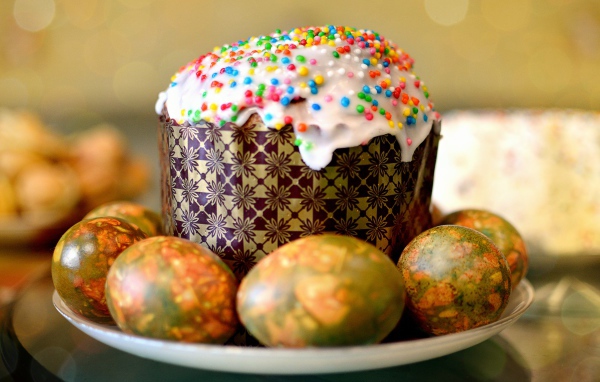Пасхальный кулич с крашеными мраморными яйцами