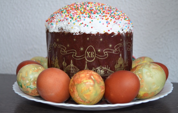Большой пасхальный кулич с яйцами