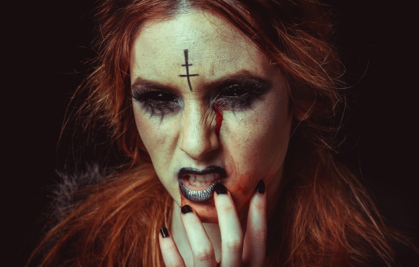 Девушка с гримом на Хэллоуин на черном фоне