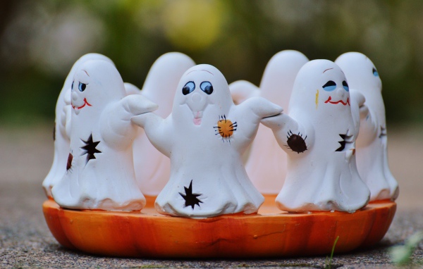 Статуэтка привидения на праздник Хэллоуин