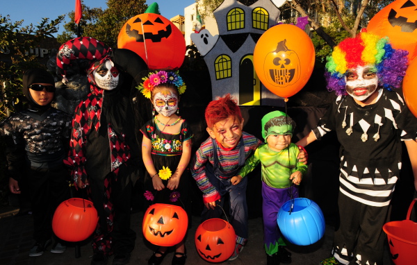 Маленькие дети в костюмах на праздник Хэллоуин
