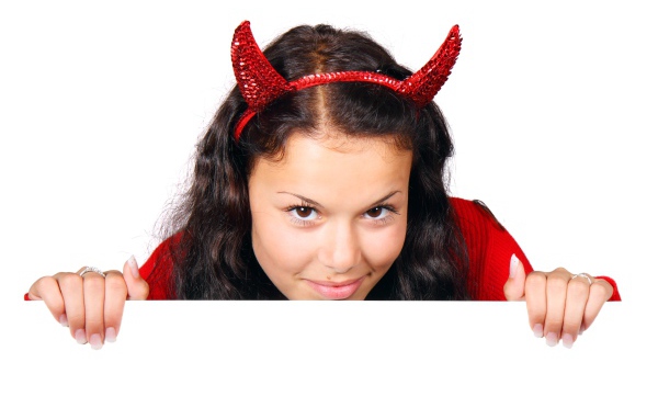 Жгучая чертовка на белом фоне на Хэллоуин