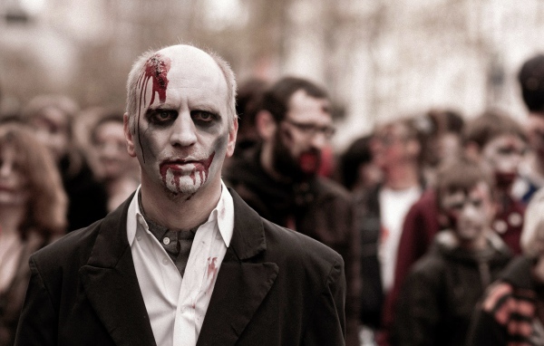 Мужчина зомби с гримом на Хэллоуин