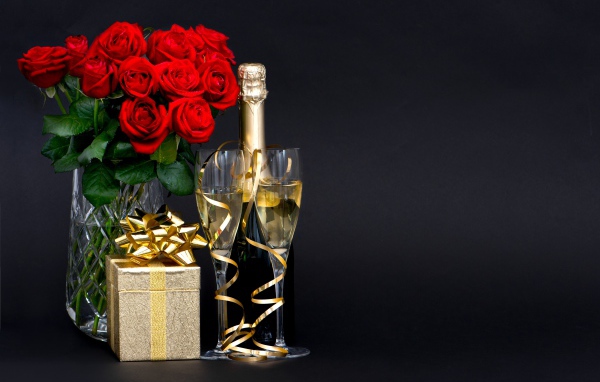 Букет красных роз, подарок и шампанское на 8 марта
