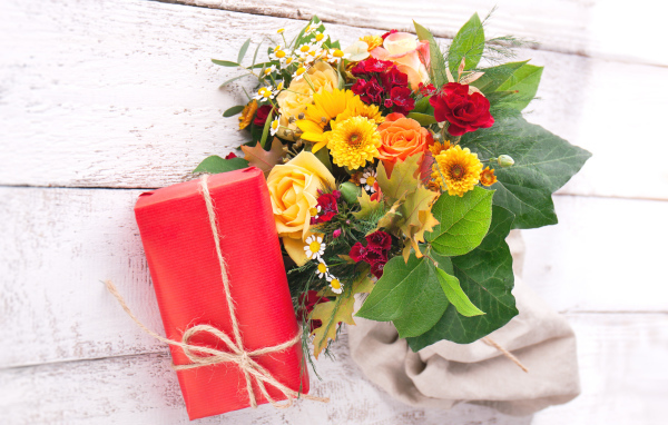 Красный подарок и букет для девушки на 8 марта