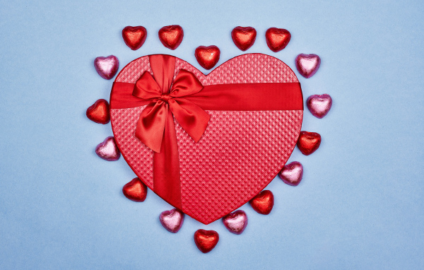 Красная коробка в форме сердца с конфетами для любимой