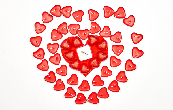 Кольцо для любимой и свечи на белом фоне подарок на День Святого Валентина