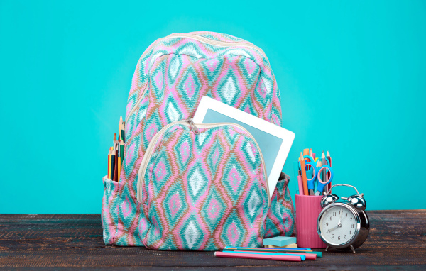 Рюкзак, будильник и канцелярские предметы для школы