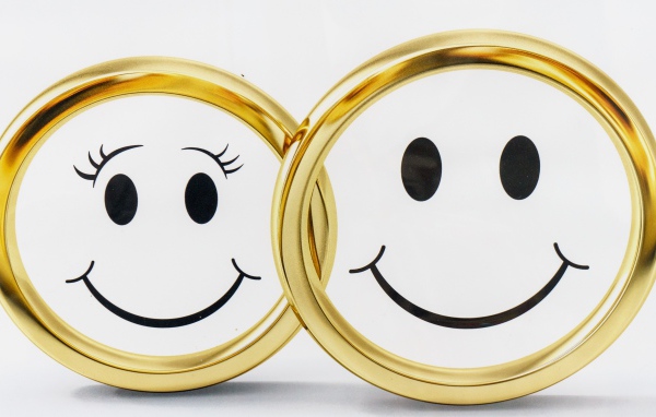 Золотые обручальные кольца на белом фоне