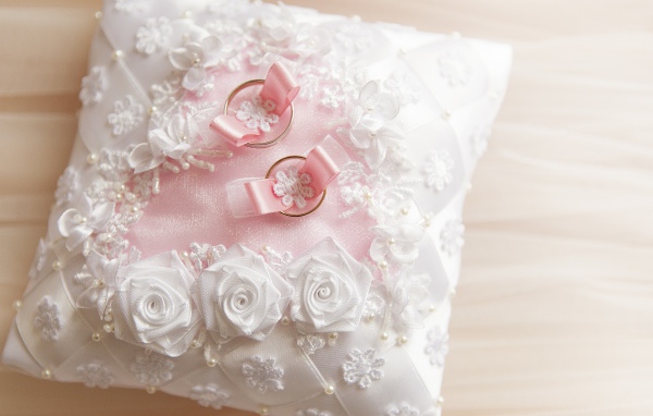 Подушка с обручальными кольцами 