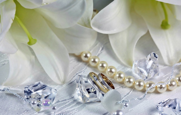 Обручальные кольца с камням и цветами лилии 