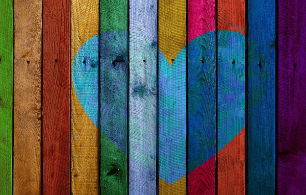 Синее сердце на разноцветном заборе 