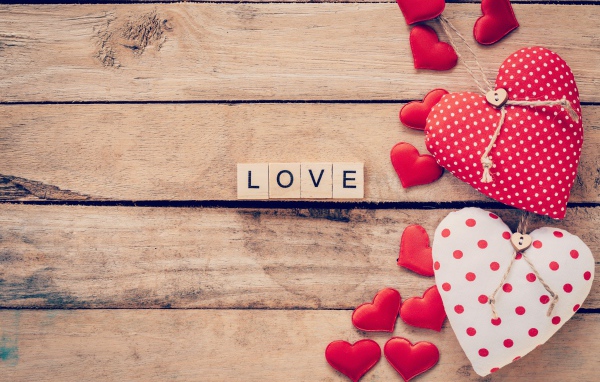 Кубики на деревянном столе с сердечками 